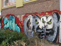 829710 Afbeelding van graffiti op de voorgevel van het leegstaande pand Framboosstraat 1 te Utrecht.N.B. De oneven ...